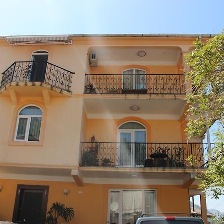 Yellow House - Vaja Sarpi Luaran gambar