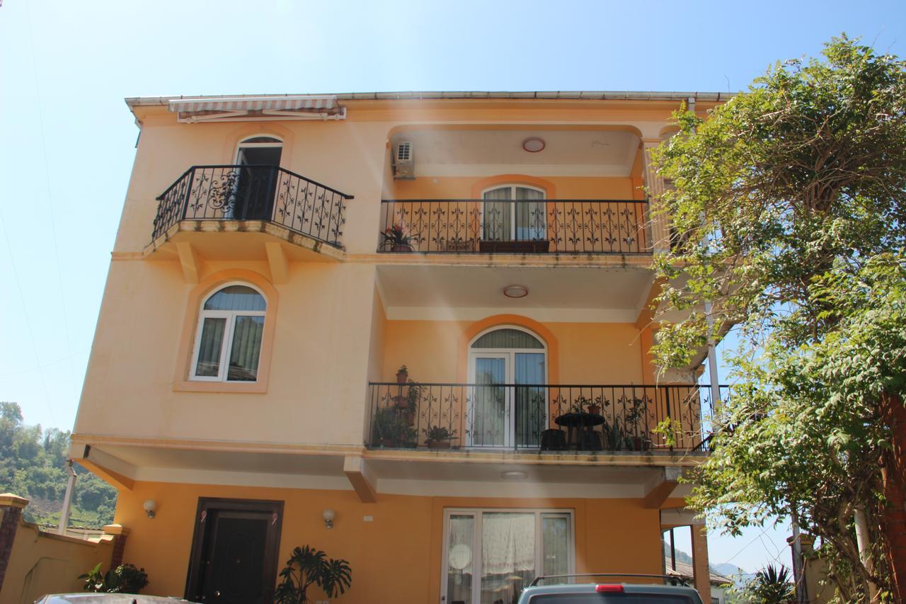 Yellow House - Vaja Sarpi Luaran gambar
