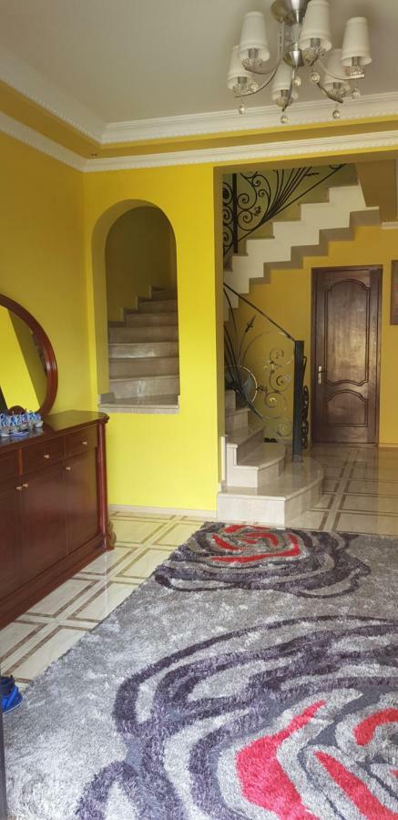 Yellow House - Vaja Sarpi Luaran gambar