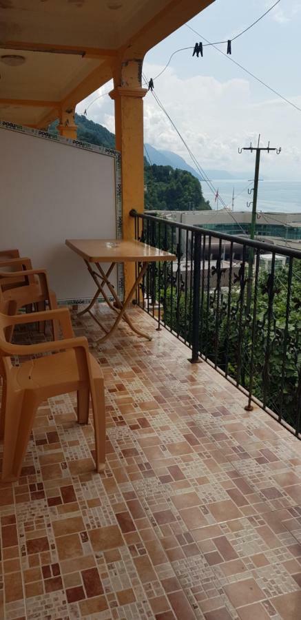 Yellow House - Vaja Sarpi Luaran gambar